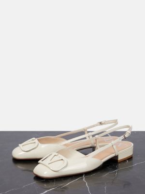 Кожени полуотворени обувки от лакирана кожа с отворена пета Valentino Garavani бяло