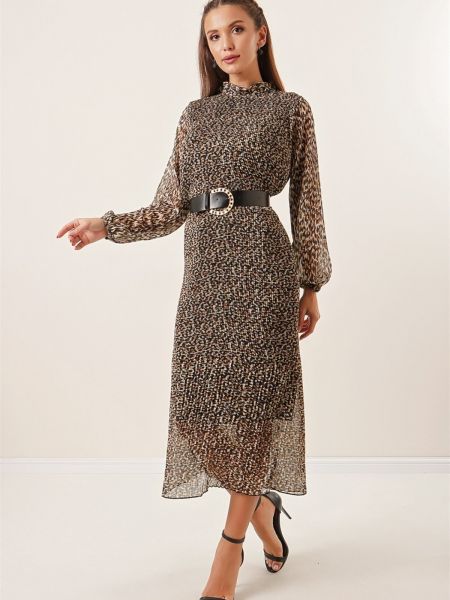 Plisované šifonové dlouhé šaty s leopardím vzorom By Saygı hnedá
