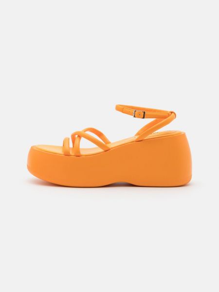 Pomarańczowe sandały na obcasie Monki