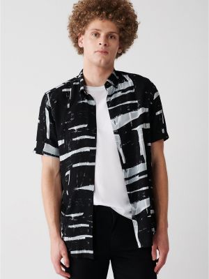 Priliehavá košeľa s abstraktným vzorom Avva čierna