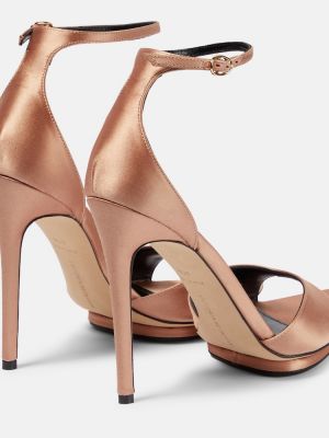 Saténové sandále Victoria Beckham ružová