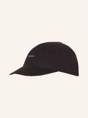 Czarna czapka z daszkiem Satisfy
