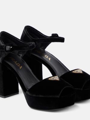 Czarne aksamitne sandały na platformie Prada