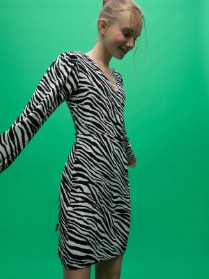 Μακρυμάνικη μini φόρεμα με σχέδιο με λαιμόκοψη v Defacto