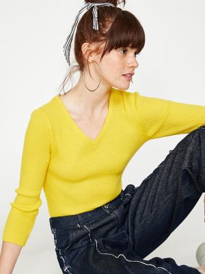 Sweter z dekoltem w serek Koton, żółty
