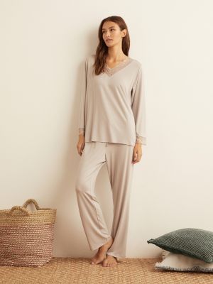 Pijama de encaje énfasis gris