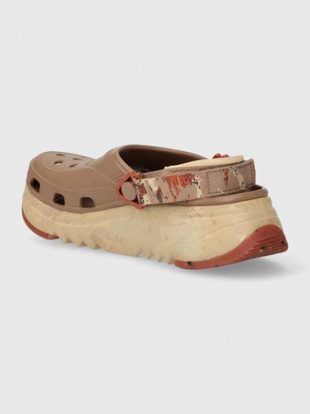 Papuci cu platformă Crocs maro