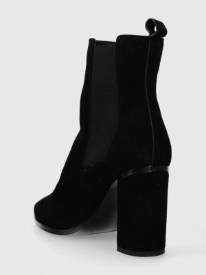 Semišové chelsea boots na podpatku Calvin Klein černé