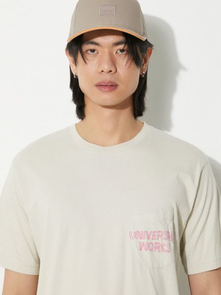 Bavlněné tričko s potiskem s kapsami Universal Works béžové