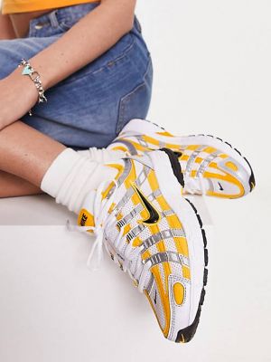 Серебристые кроссовки Nike с оранжевыми солнечными часами