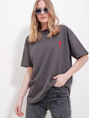 Oversize тениска бродирана със сърца Trend Alaçatı Stili