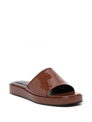 Sandales en cuir vernis By Far marron
