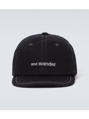 Памучна шапка с козирки And Wander черно