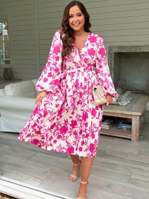 Плиссированный платье миди в цветочек с длинным рукавом In The Style розовый