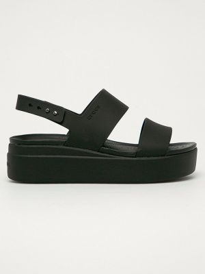 Czarne sandały na koturnie Crocs