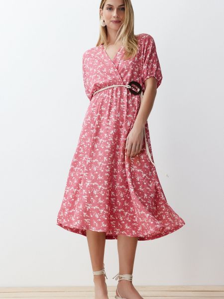 Dzianinowa sukienka długa z nadrukiem Trendyol różowa