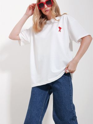 Oversized tričko s výšivkou se srdcovým vzorem Trend Alaçatı Stili bílé
