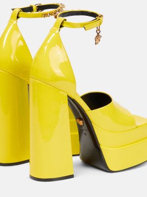 Δερμάτινα σανδάλια με πλατφόρμα από λουστρίνι Versace κίτρινο