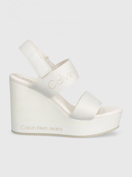 Sandały na koturnie Calvin Klein Jeans białe
