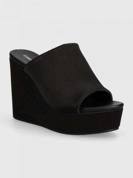 Pantofle na klínovém podpatku Calvin Klein Jeans černé