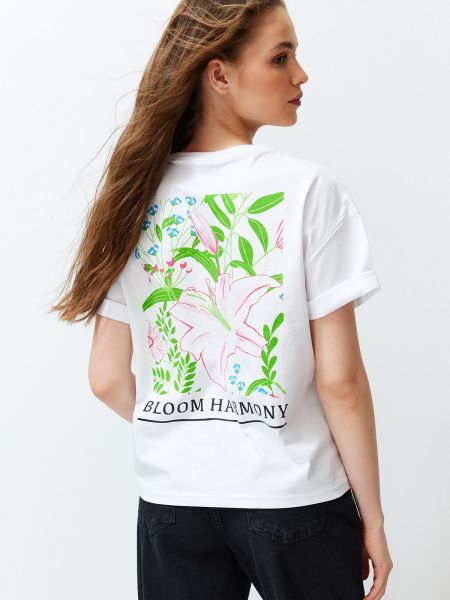Πλεκτή μπλούζα με σχέδιο σε φαρδιά γραμμή Trendyol λευκό