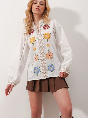 Košulja s vezom s cvjetnim printom sa stojećim ovratnikom Trend Alaçatı Stili bijela