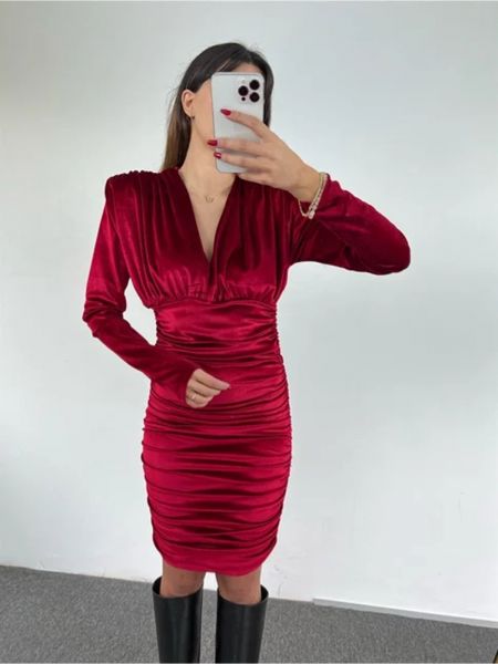 Кадифена рокля с v-образно деколте Laluvia червено