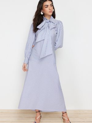 Pruhované bavlněné šaty s mašlí Trendyol modré