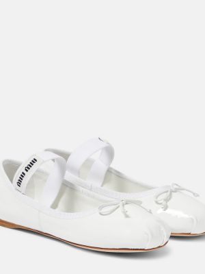 Lakkozott bőr balerina cipők Miu Miu fehér