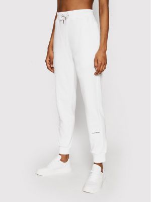 Priliehavé teplákové nohavice Calvin Klein Jeans biela