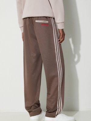 Sportovní kalhoty s aplikacemi Adidas Originals hnědé