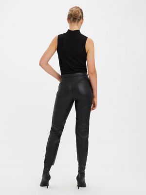 Priliehavé rovné nohavice z ekologickej kože Vero Moda čierna