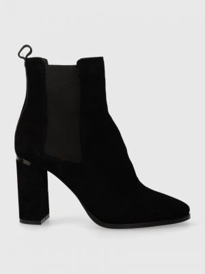 Semišové chelsea boots na podpatku Calvin Klein černé