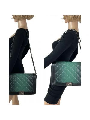Bolsa de hombro de cuero acolchada Chanel Vintage verde