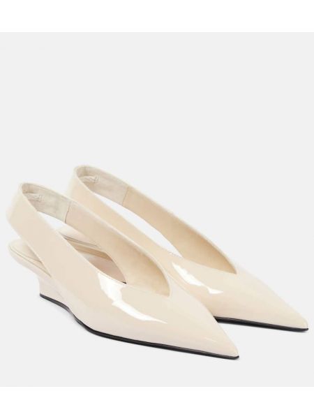 Pumps i läder i lackläder med slingback Toteme vit