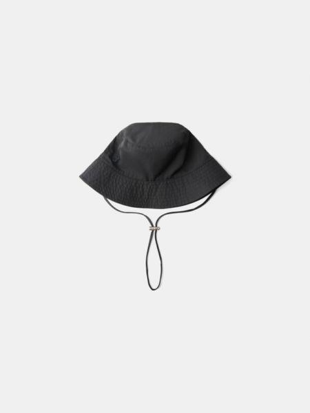 Czarny haftowany kapelusz Bershka