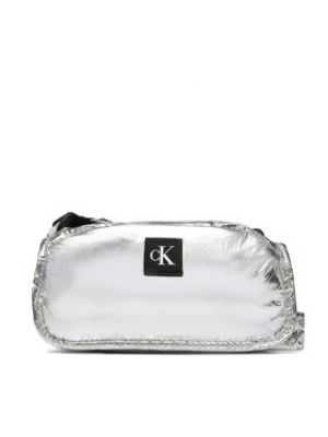 Taška přes rameno z nylonu Calvin Klein Jeans stříbrná