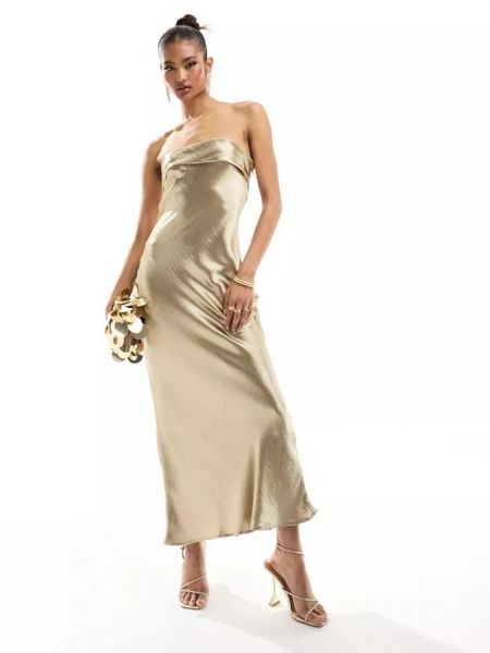 Атласное длинное платье In The Style золотое