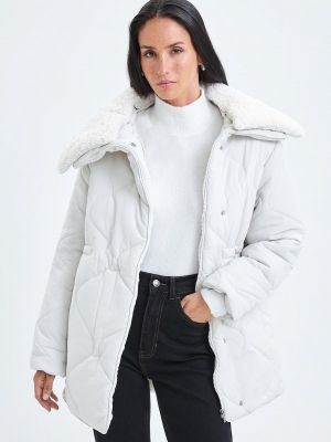 Утепленная демисезонная куртка Zarina белая