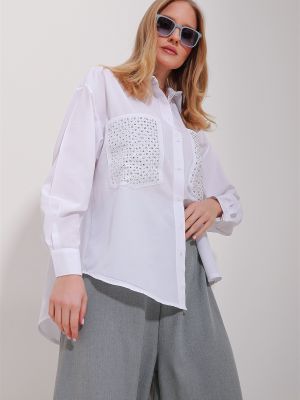 Siuvinėta marškiniai oversize su kišenėmis Trend Alaçatı Stili balta