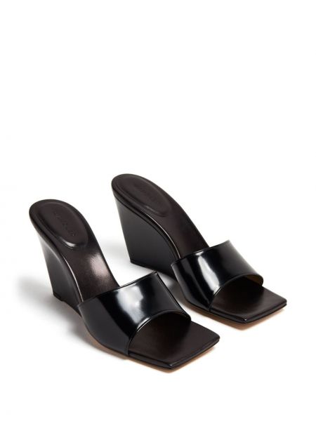 Kožené sandály na klínovém podpatku Wandler černé