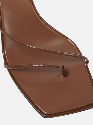 Sandalias de cuero The Row marrón