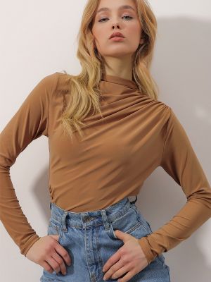 Bluza s draperijom Trend Alaçatı Stili smeđa