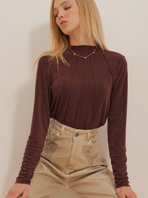 Блуза със стояща яка Trend Alaçatı Stili кафяво