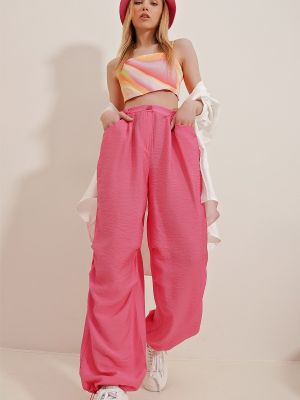 Pantaloni cu croială lejeră Trend Alaçatı Stili roz