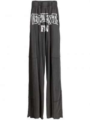 Spodnie sportowe z przetarciami z nadrukiem Vetements szare