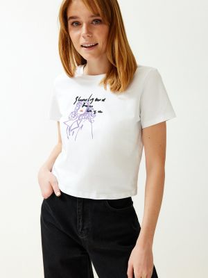 Плетена памучна тениска с принт Trendyol бяло