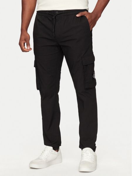 Στενό παντελόνι Calvin Klein Jeans μαύρο
