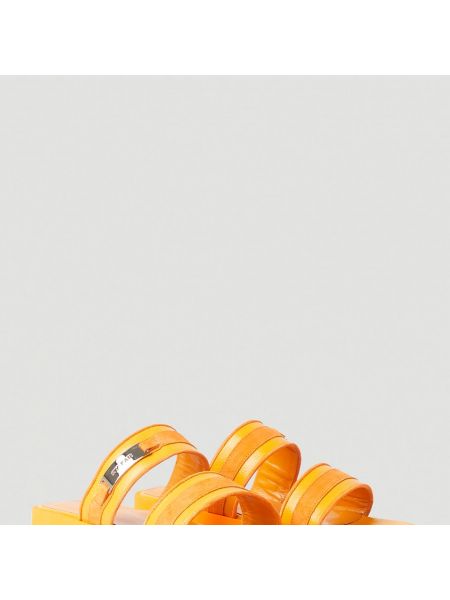 Sandalias de tiras de cuero retro By Far naranja