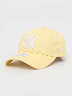 Памучна шапка с козирки с апликация New Era жълто